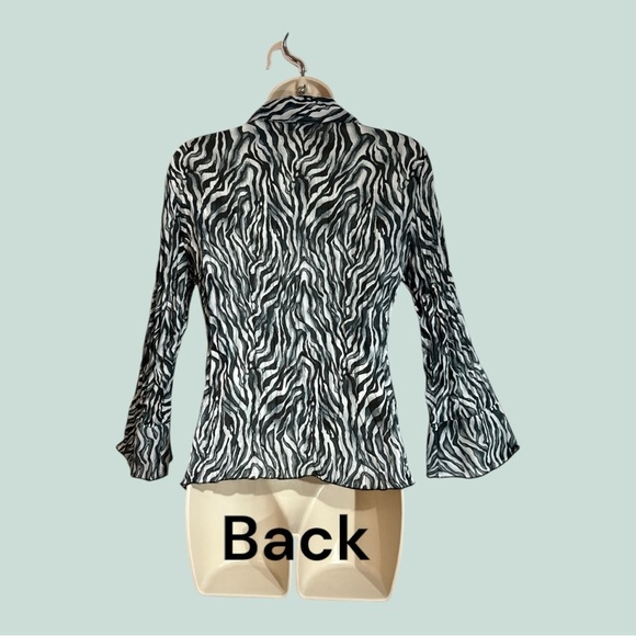 Apostrophe Petite Animal Print Ruffled Button Down Gray Tones S/CH (6-8) - Picture 3 of 7